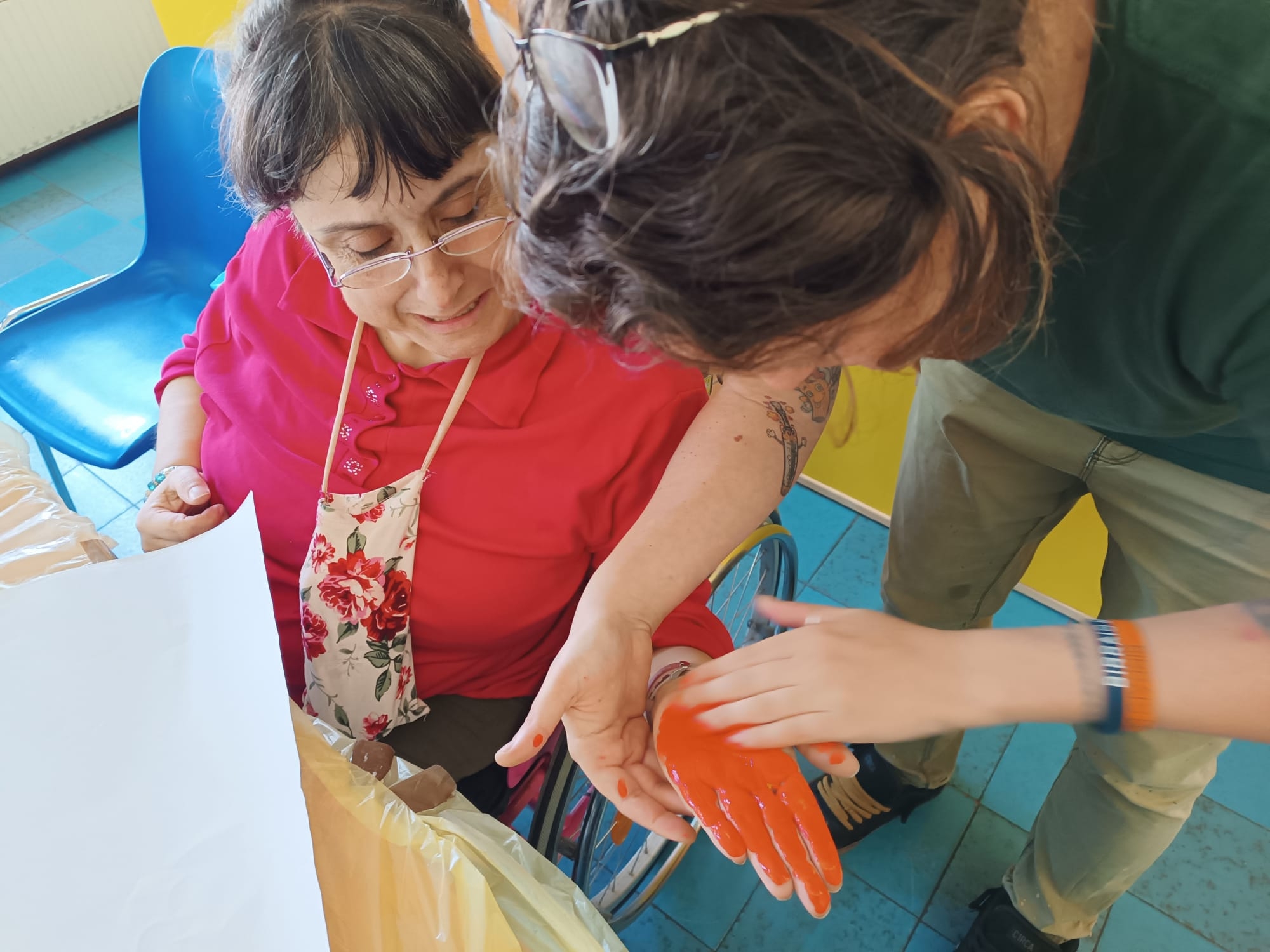 La volontaria che fa arte ed espressività per i disabili