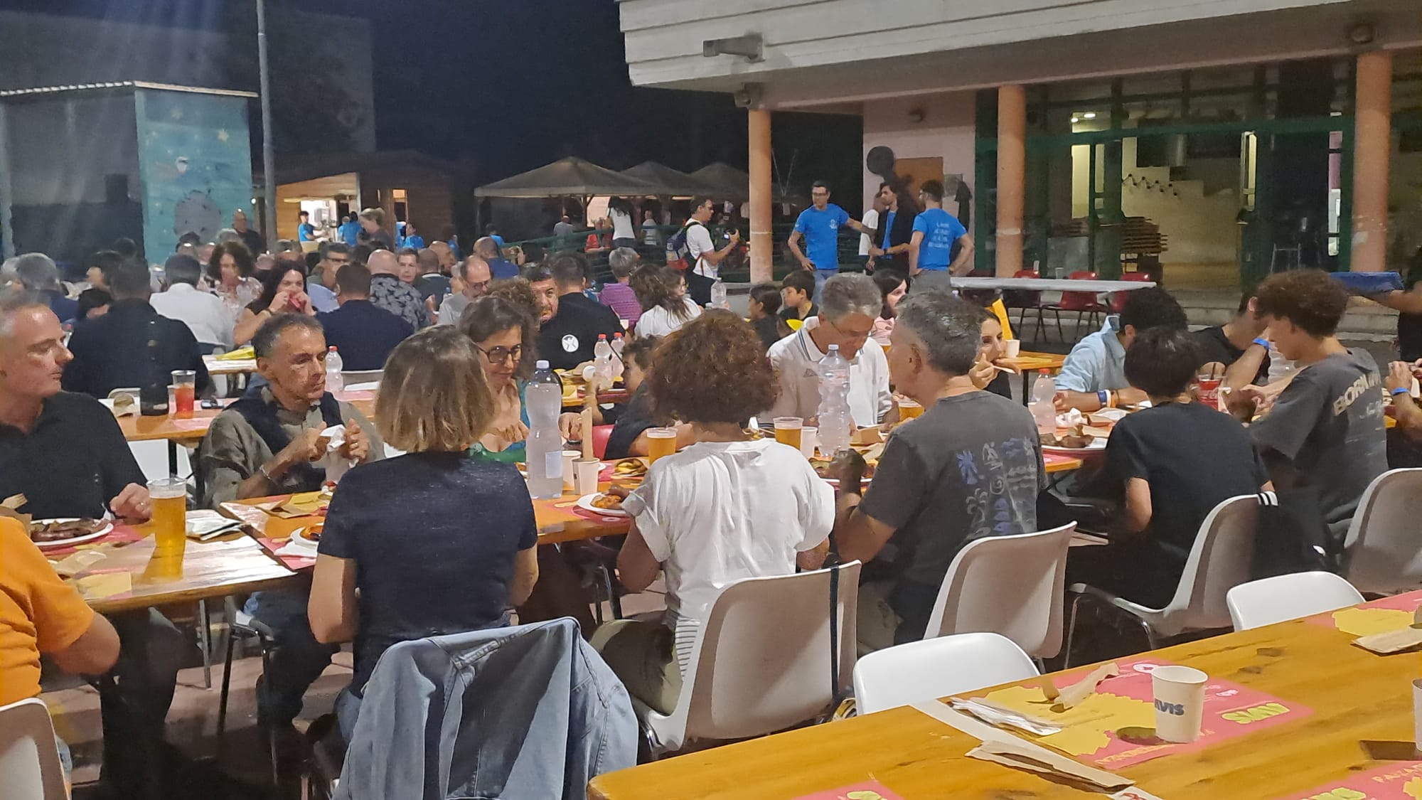 Camerieri e bancarella al Master of Grill di Sermide