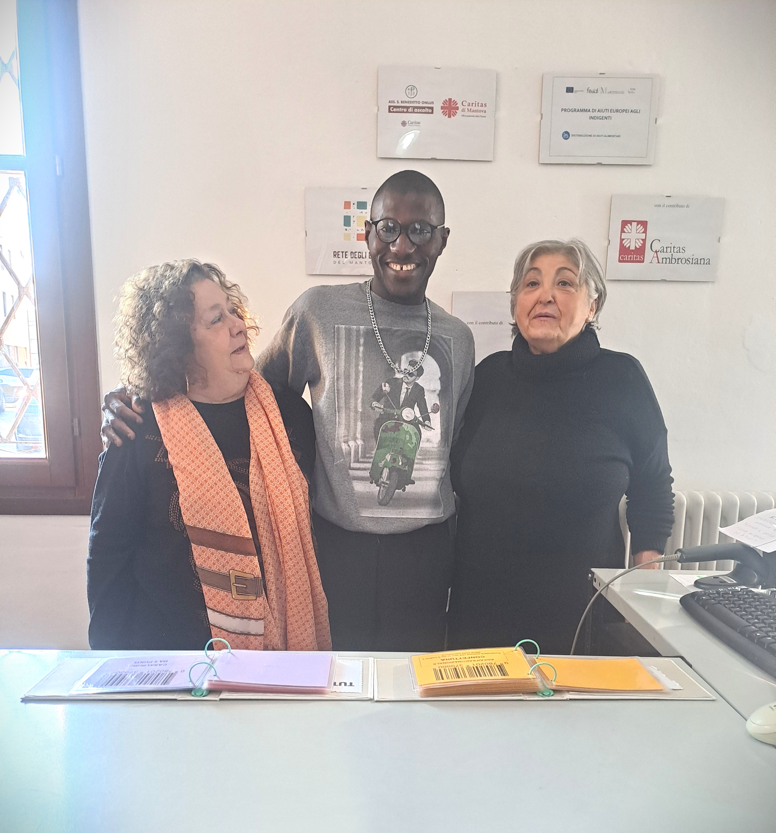 Il tirocinio di Aliu a distribuire alimenti alla Caritas